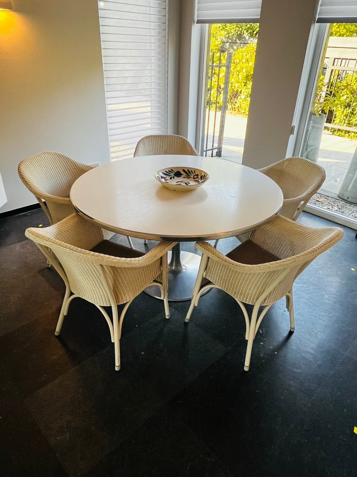 Eettafel rond, Wit met Trompet voet >140 cm, Huis en Inrichting, Ophalen, Zo goed als nieuw, Rond