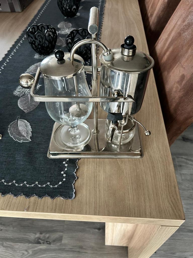 klassiek zilverkleurig Belgisch balans-sifon koffieapparaat, Ophalen