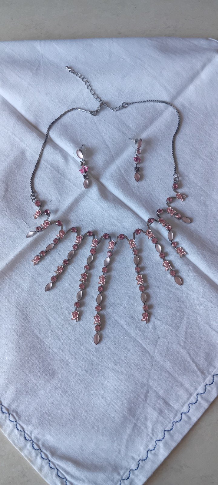 Parure collier et boucles d'oreilles strass rose, Bijoux, Sacs & Beauté, Colliers, Enlèvement ou Envoi, Rose, Comme neuf, Autres matériaux