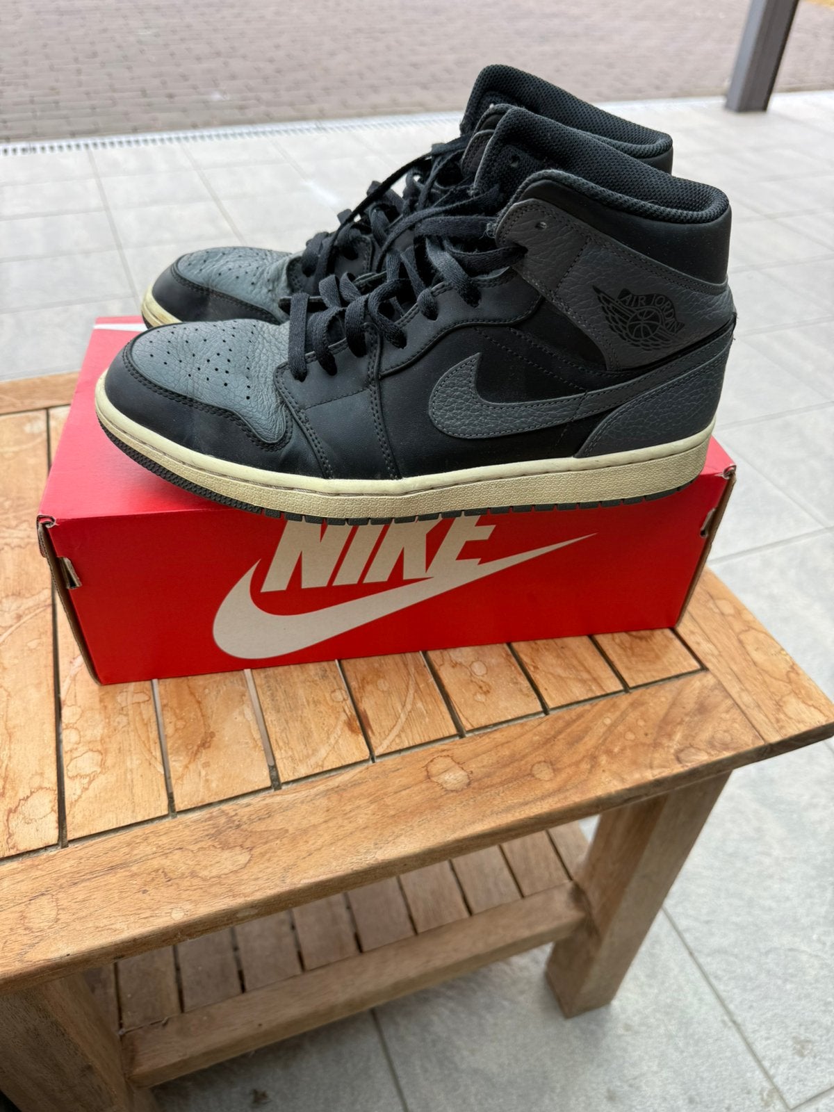 Jordan 1 mid black dark grey, Kleding | Heren, Schoenen, Zwart, Ophalen of Verzenden, Sneakers, Gedragen