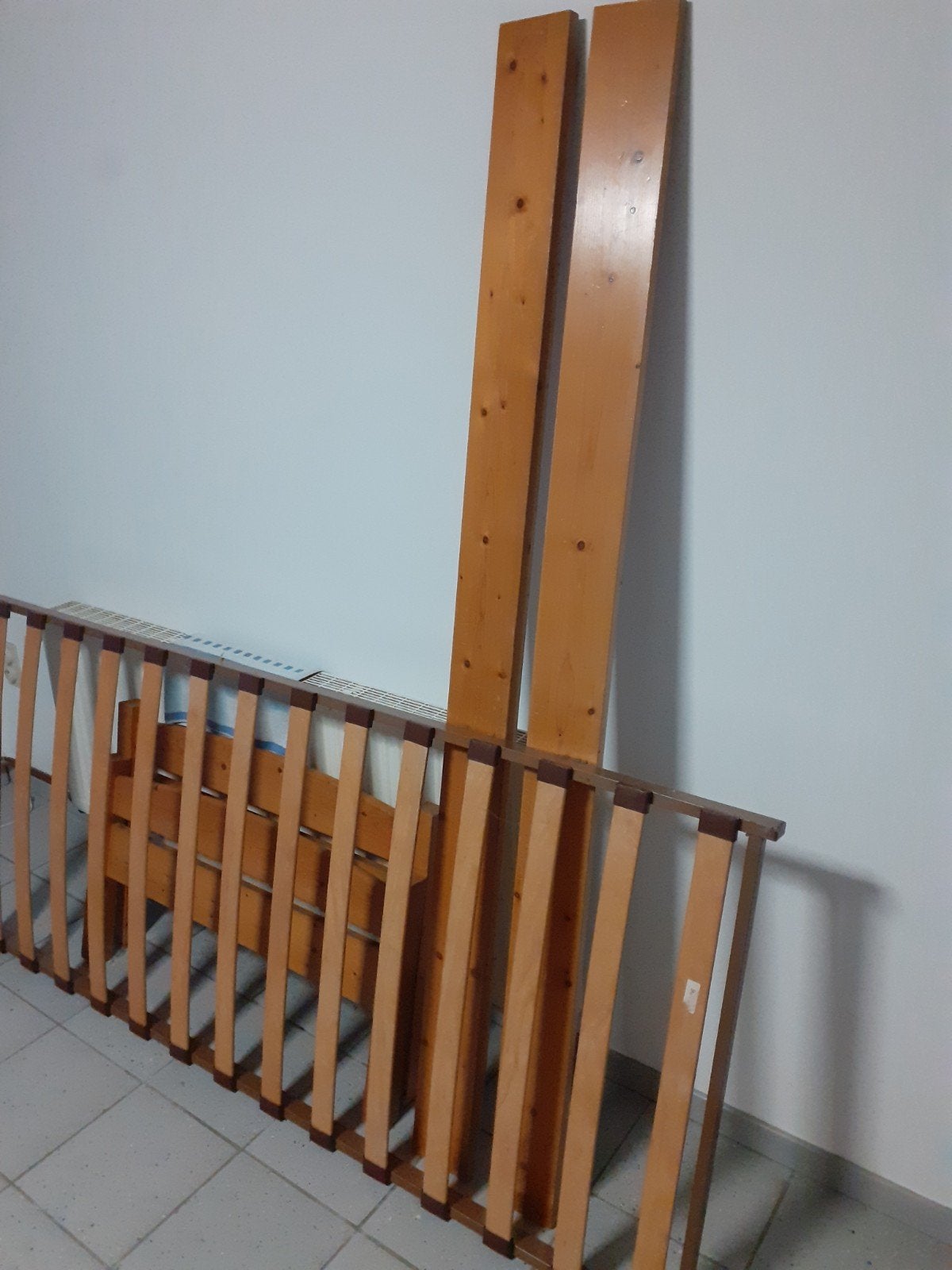 1 persoonsbed in massief grenen, Huis en Inrichting, Slaapkamer | Bedden, Ophalen, 100 cm, Eenpersoons, Bruin