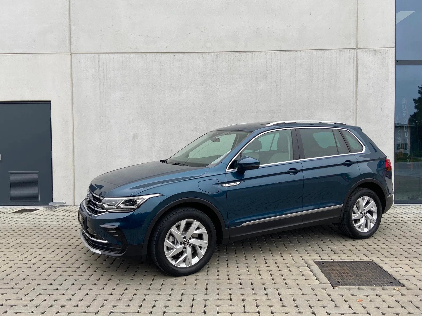 Volkswagen Tiguan elegance exclusive (bj 2022, automaat), Auto's, Automaat, Gebruikt, 4 cilinders, Blauw