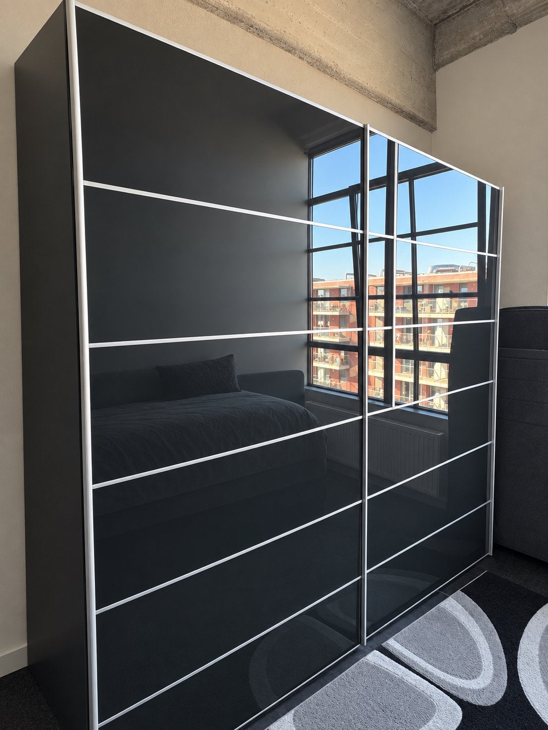 Armoire moderne 225  220 cm — porte coulissante verre foncé, Enlèvement, Utilisé