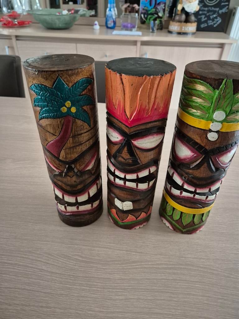 Tiki beelden ., Ophalen