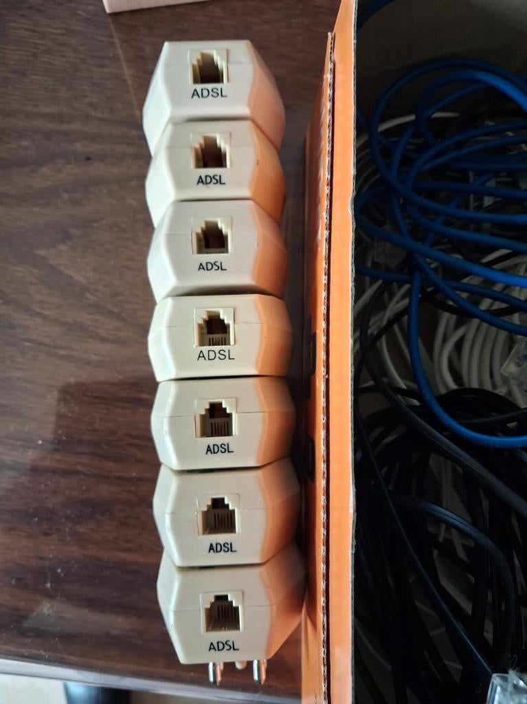 Diverse telefoonstekkers o.a. ADSL , splitters, Ophalen, Zo goed als nieuw