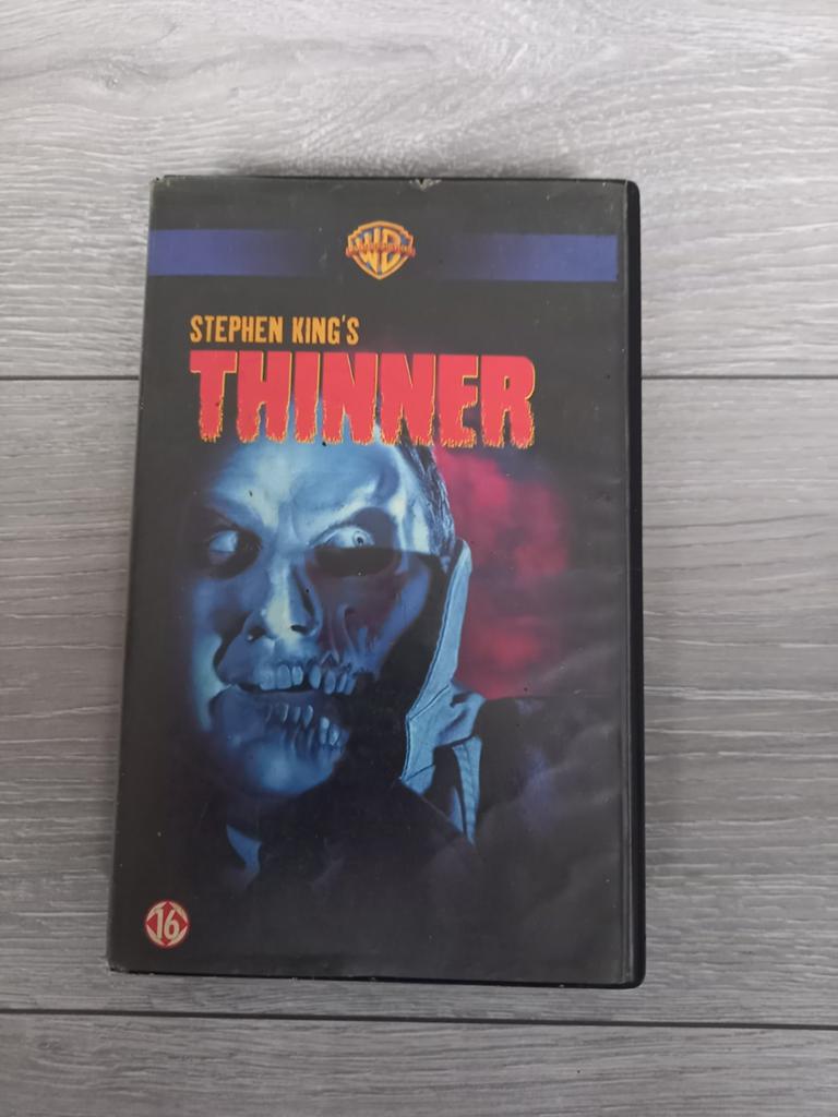 Vhs PAL Stephen King's Thinner (ex-verhuur), Cd's en Dvd's, Dvd's | Horror, Ophalen, Gebruikt, Overige genres