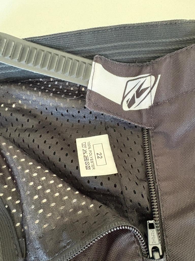 Bmx broek maat 22, Enlèvement