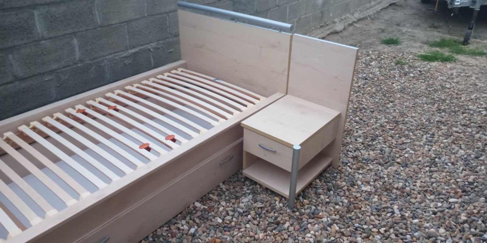 lit simple robuste avec table de chevet et tiroir de rangeme, Enlèvement, Comme neuf, Une personne