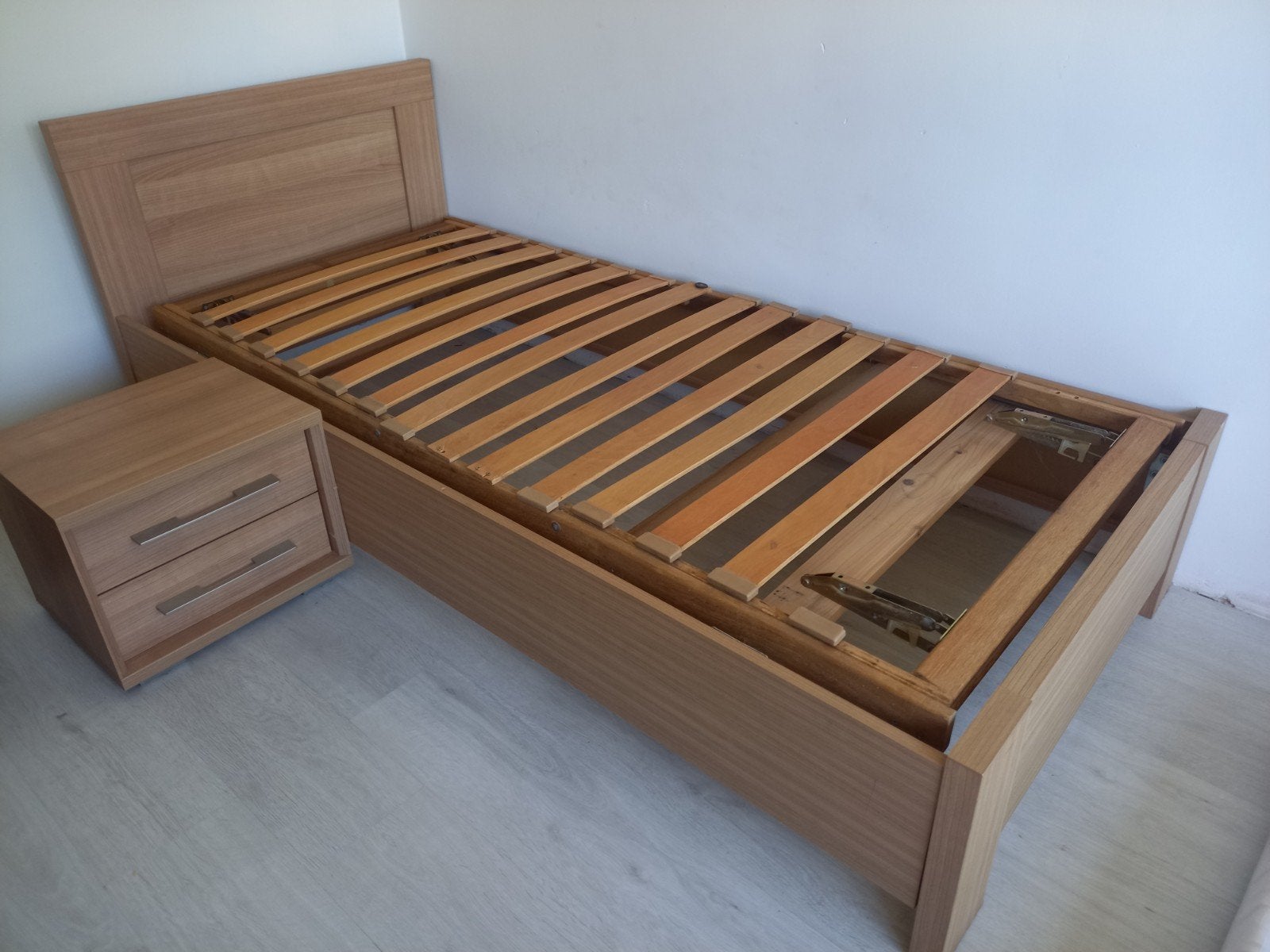 GRATIS bed eenpersoons en nachtkast, Huis en Inrichting, Ophalen, Gebruikt, Eenpersoons