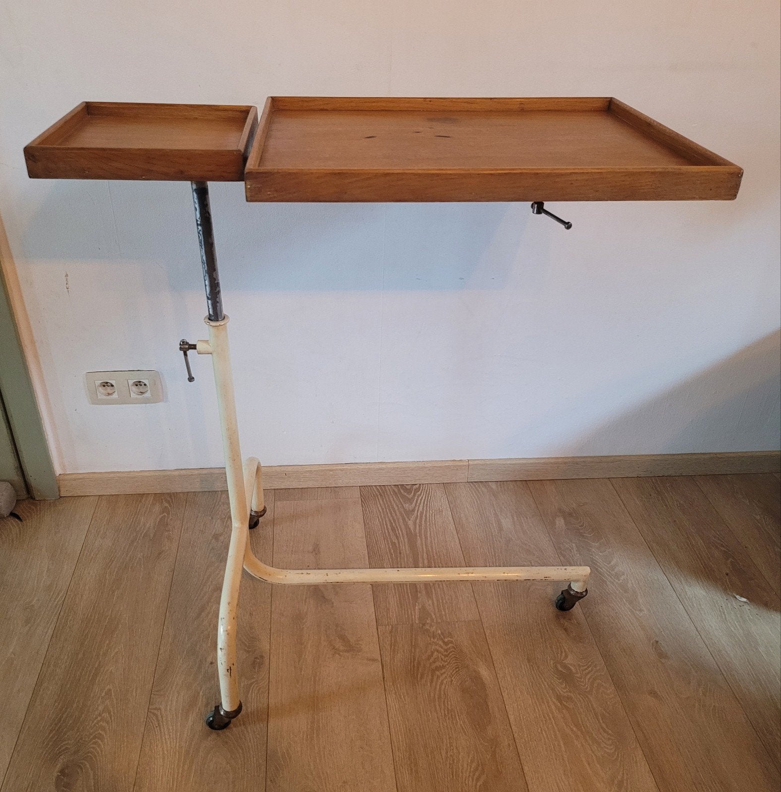 Ancienne table médicale des années 30-40, Enlèvement