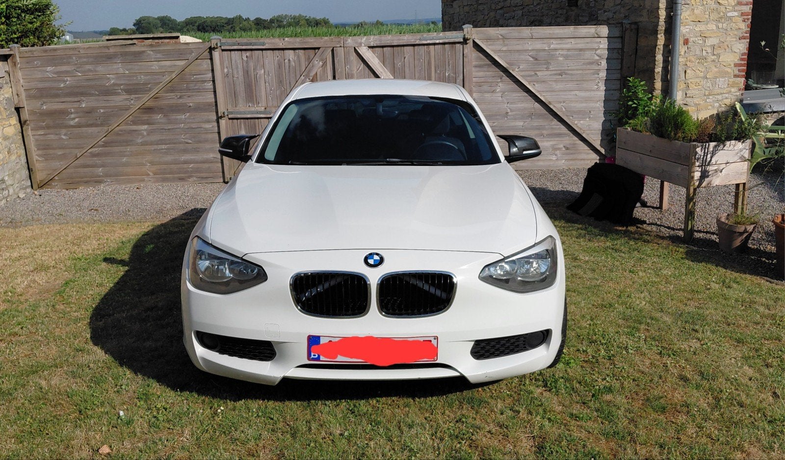 BMW Série 1 F21 114i - Entretien complet - Très propre - À s, Auto's, BMW, Zwart, Overige bekleding, Wit, Handgeschakeld