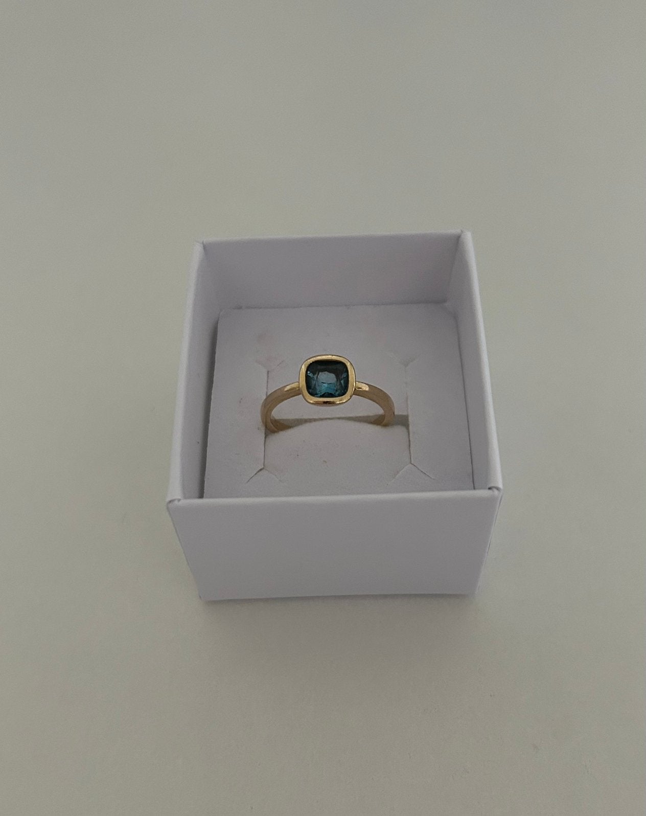 Ring 18 karaat, Handtassen en Accessoires, Ringen, Ophalen, Zo goed als nieuw, Met edelsteen, Dame
