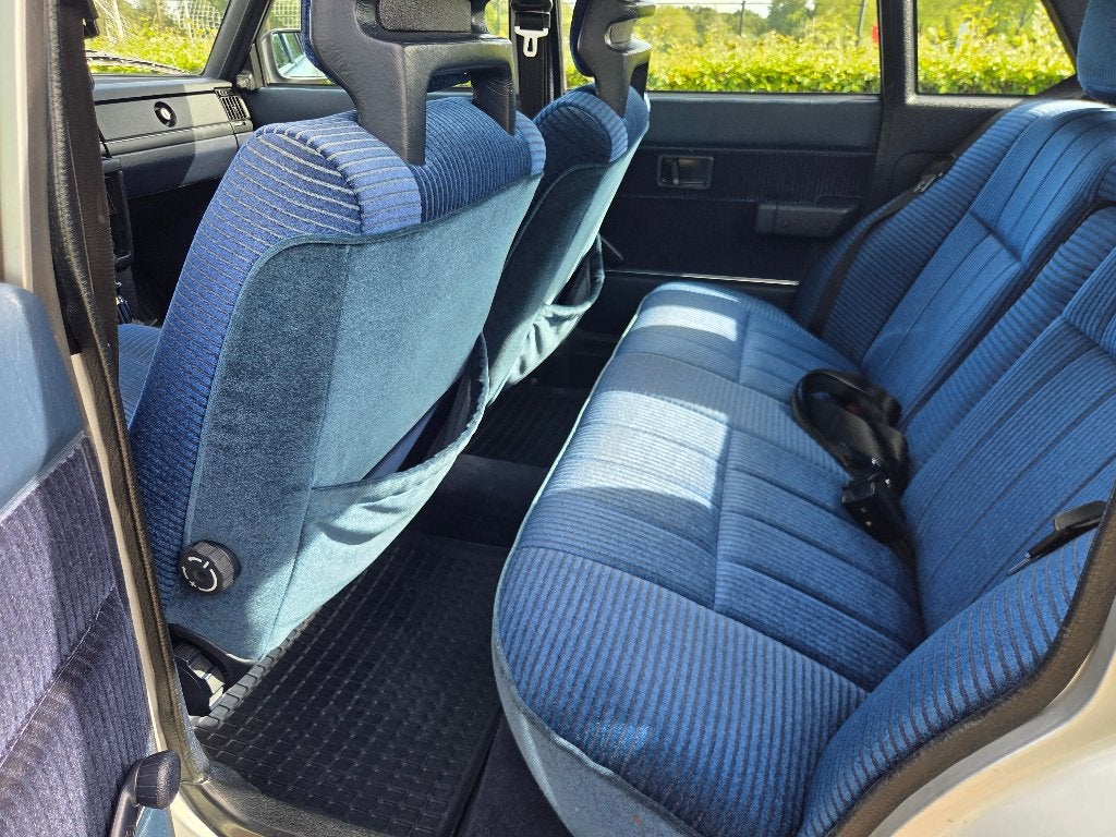 Volvo 240 zilvergrijs-zwart bouwjaar 1987, foto 8