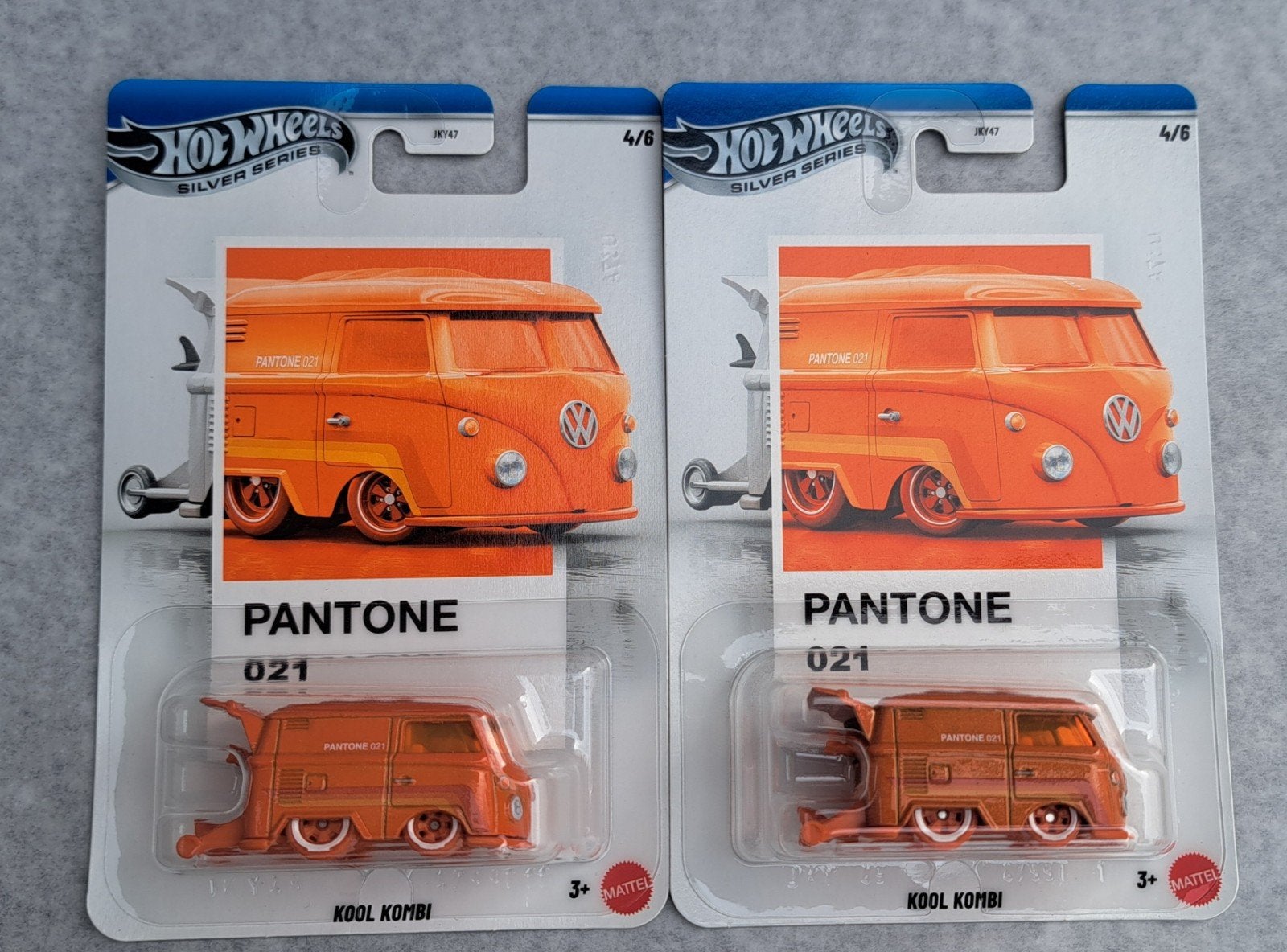 2x vw cool combi pantone hotwheels, Hobby & Loisirs créatifs, Enlèvement ou Envoi, Comme neuf, Voiture
