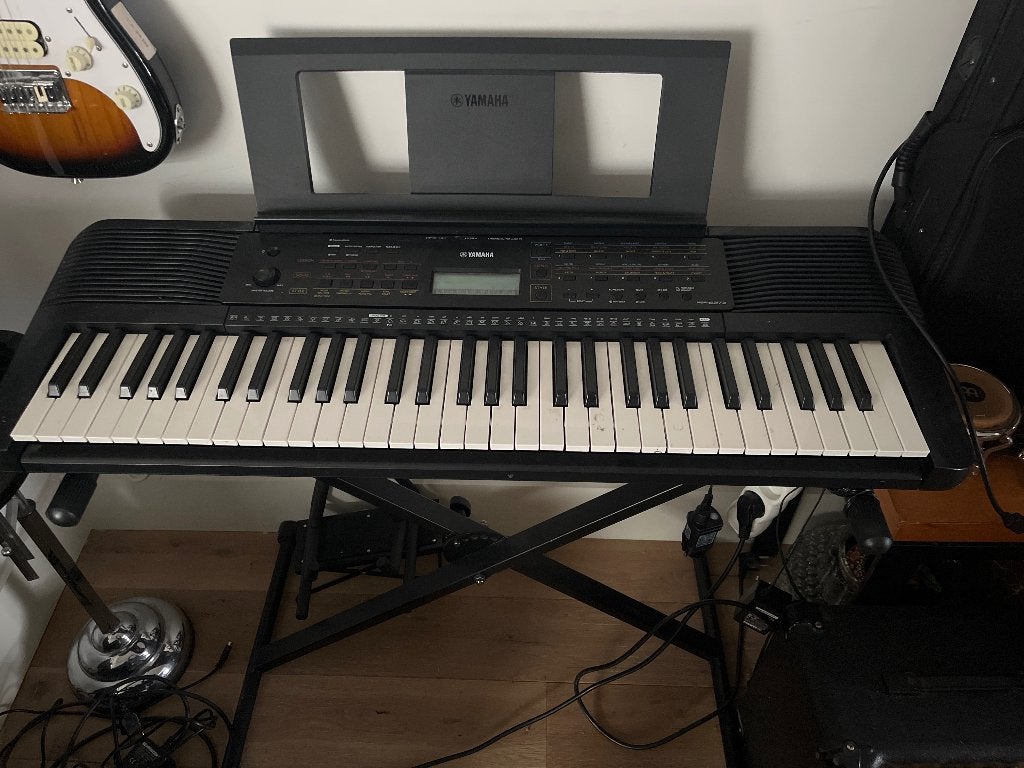 Piano synthé yamaha psre273, Ophalen, Zo goed als nieuw, Zwart, Piano