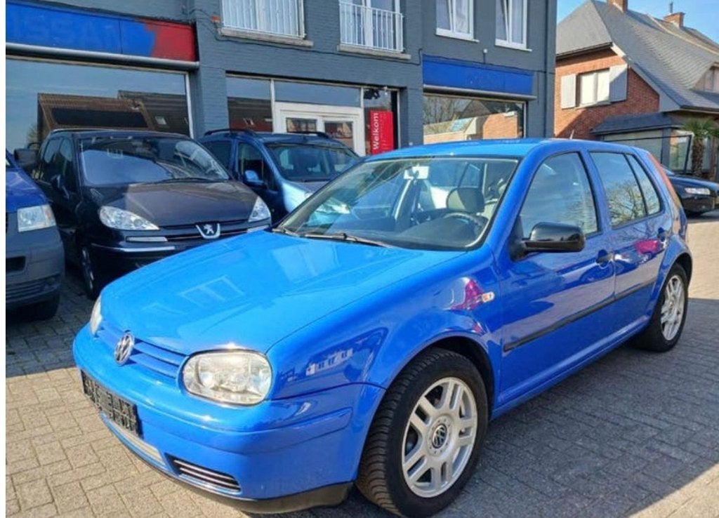 Volkswagen Golf IV — 1.6 essence automatique 110 000 km, 197 g/km, Electronic Stability Program (ESP), 5 portes, 1200 kg