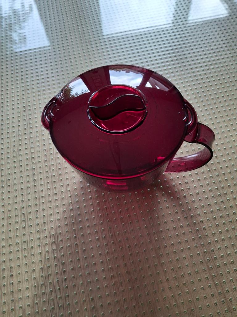 Tupperware zo goed als nieuwe microgolf kan 1.1 liter, Antiek en Kunst, Antiek | Schalen, Ophalen of Verzenden