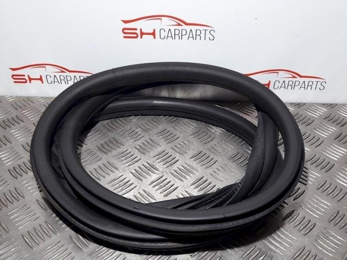 Joint caoutchouc portière 4portes arrière droite d'un Peug, -, 3 mois de garantie, Utilisé, -