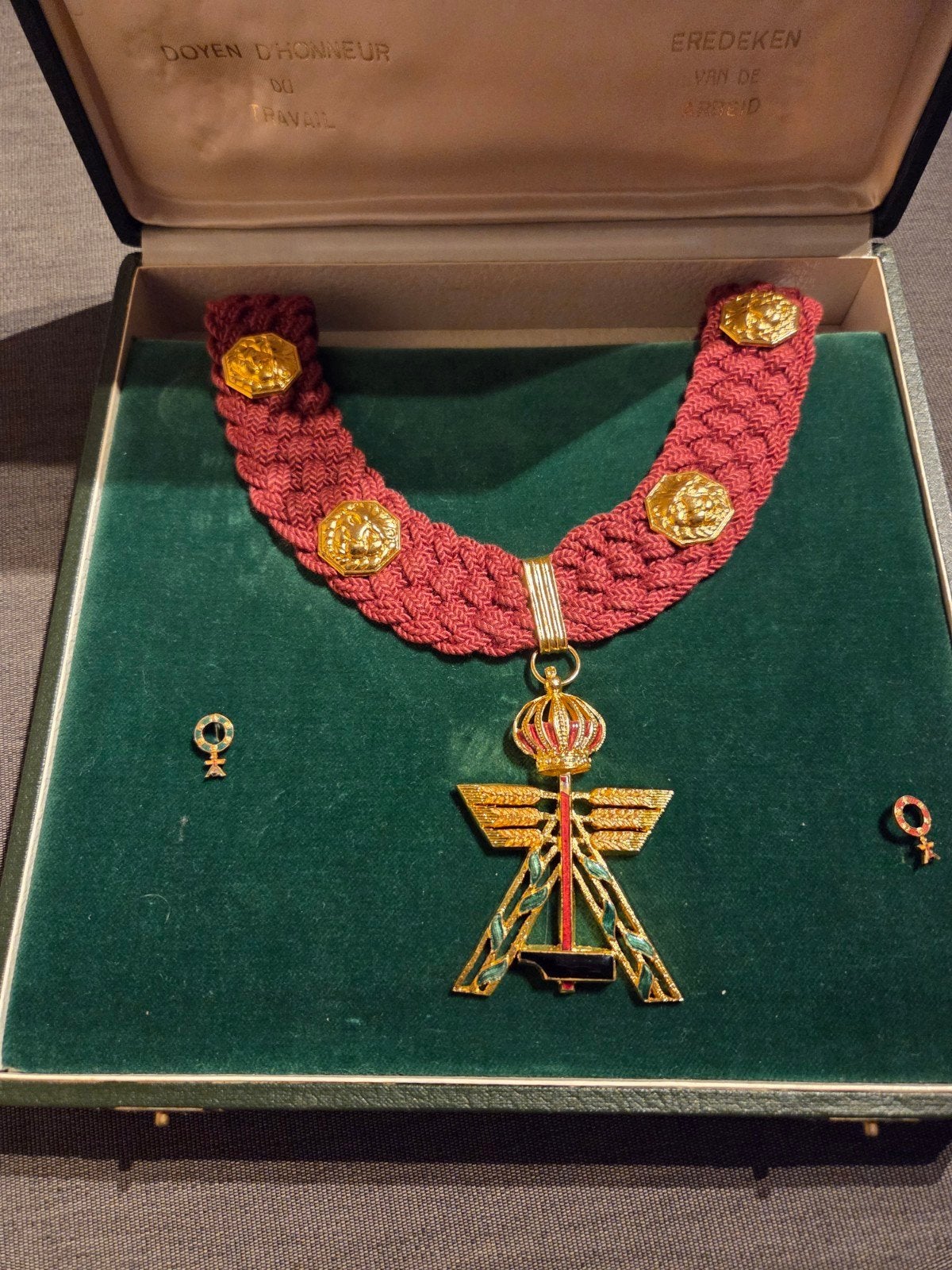 Eredeken van de arbeid, Verzenden