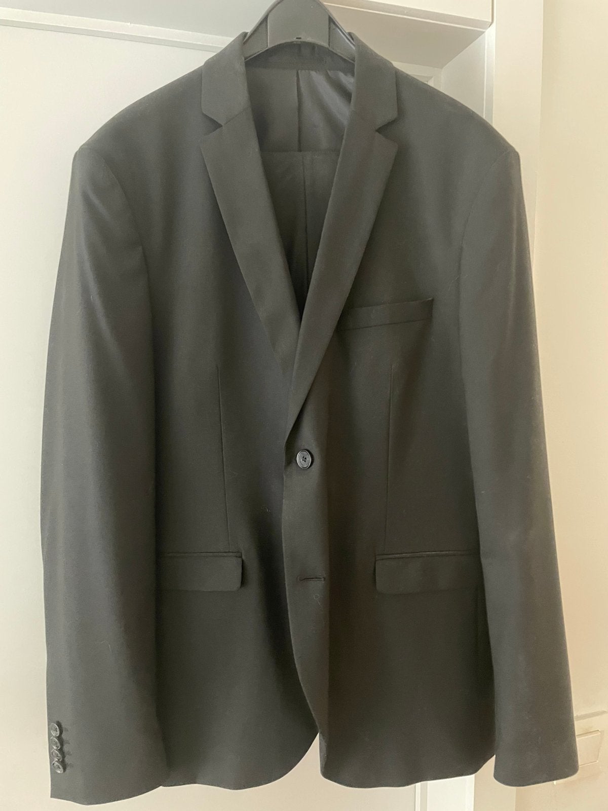 Zwart kostuum J&J - ideaal voor examens, Kleding | Heren, Ophalen, Zo goed als nieuw, Maat 52/54 (L), Zwart