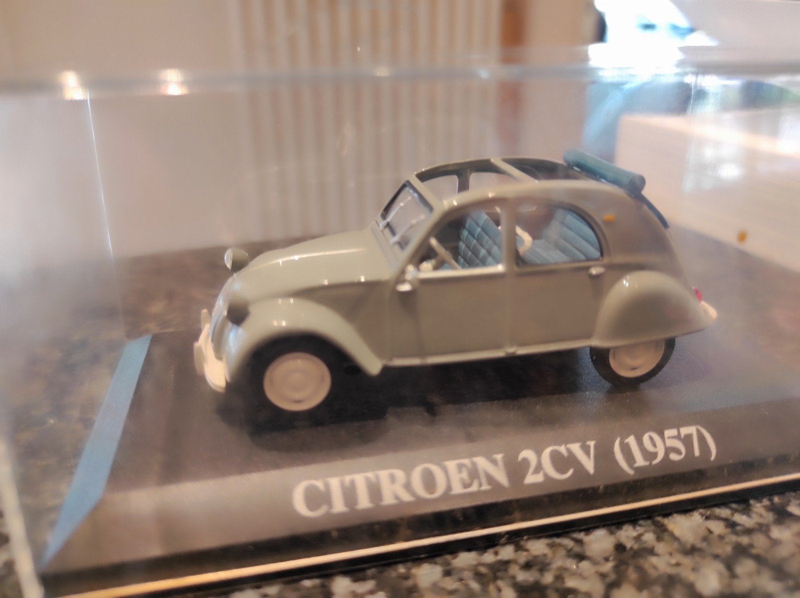 Citroën 2CV grise 1957 à toit ouvert 1:43 dans boîte de prés, Enlèvement ou Envoi