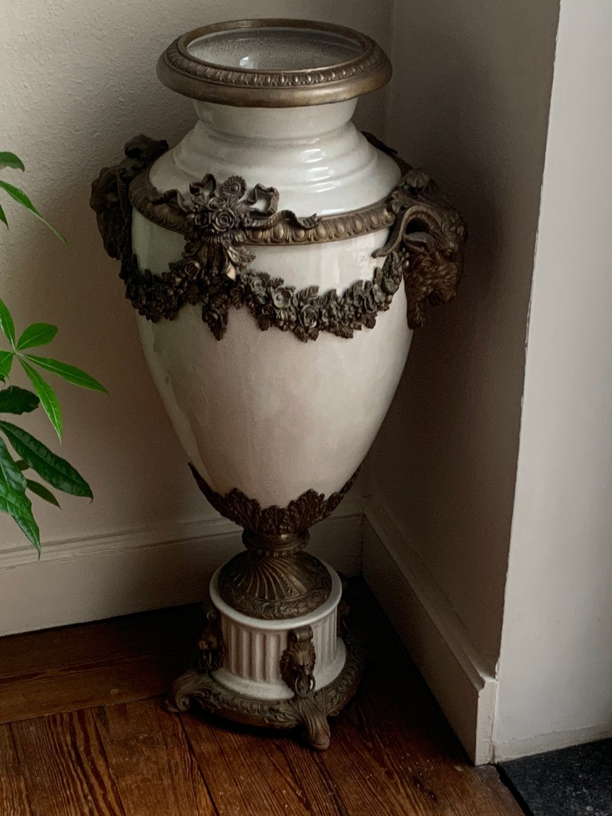 Magnifique vase Louis XVI en porcelaine et bronze, Ophalen