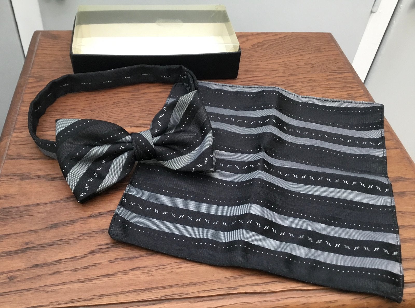 Strikje met zakdoek in zijde, Ophalen of Verzenden, Nieuw, Zwart, Met patroon
