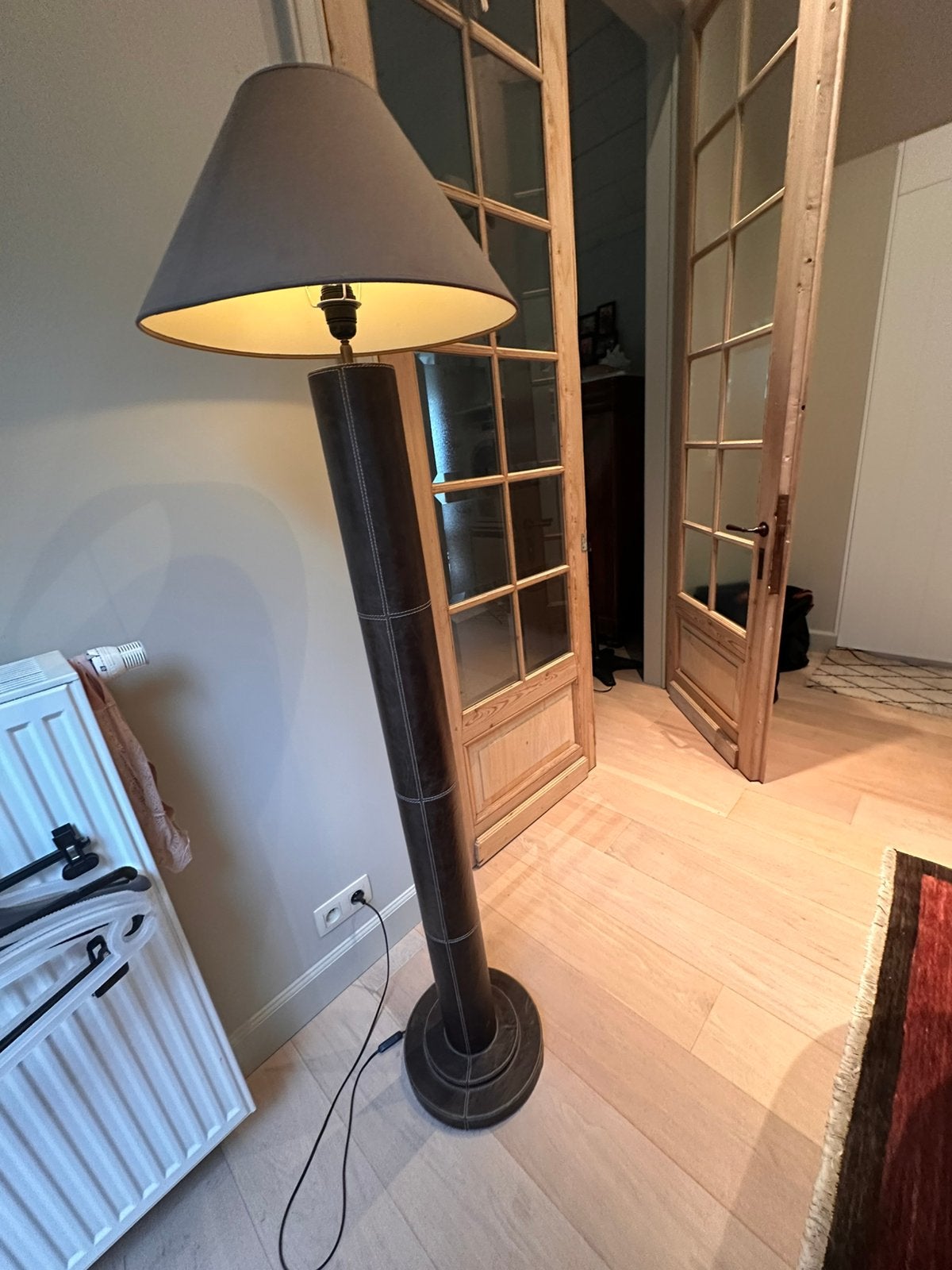 Lampadaire en cuir élégant et original, Enlèvement, Comme neuf