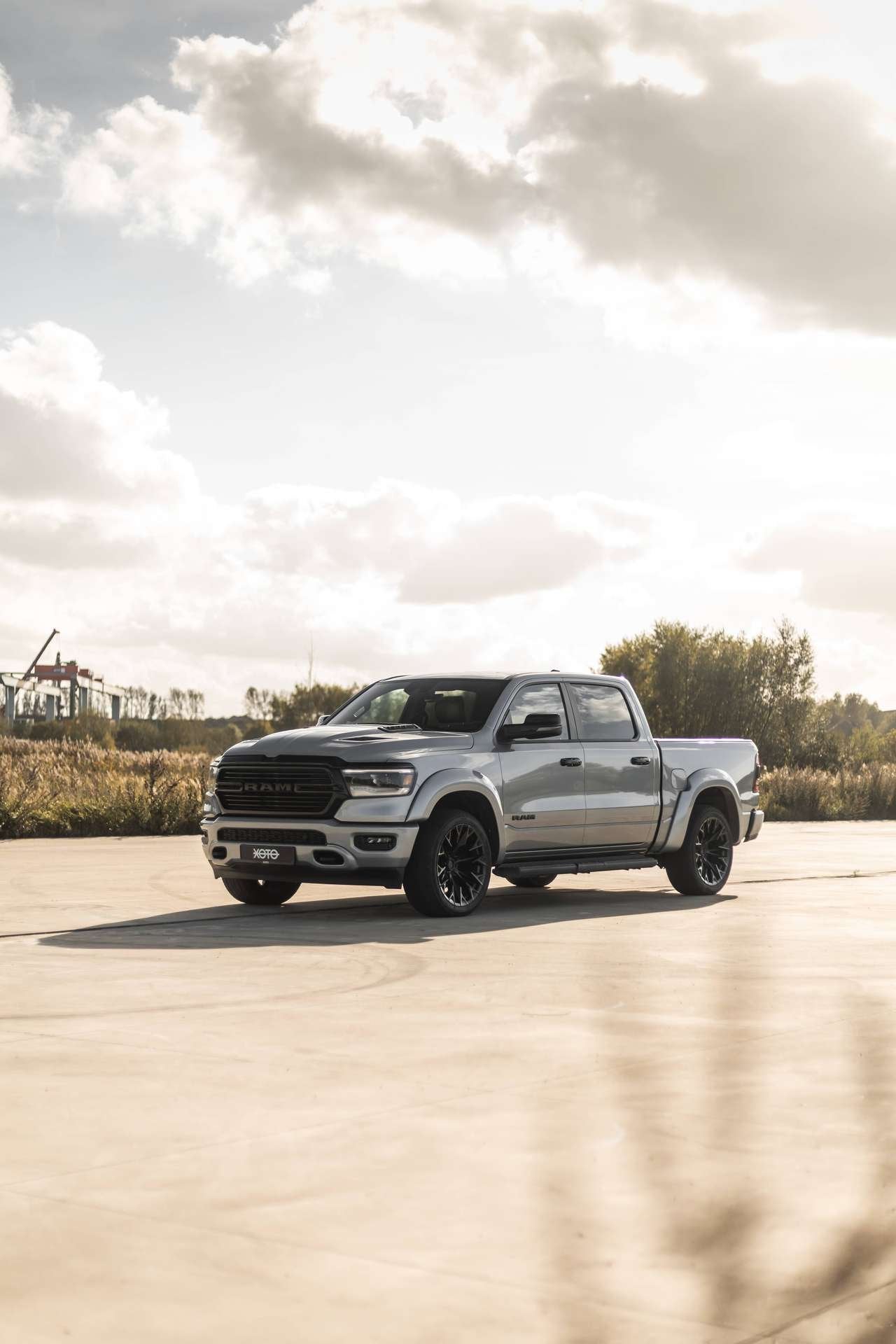 Dodge Ram 1500 5.7 V8 HEMI LARAMIE NIGHT EDITION * PRINS LPG, Autos, Cuir, Argent ou Gris, Euro 6, Ordinateur de bord