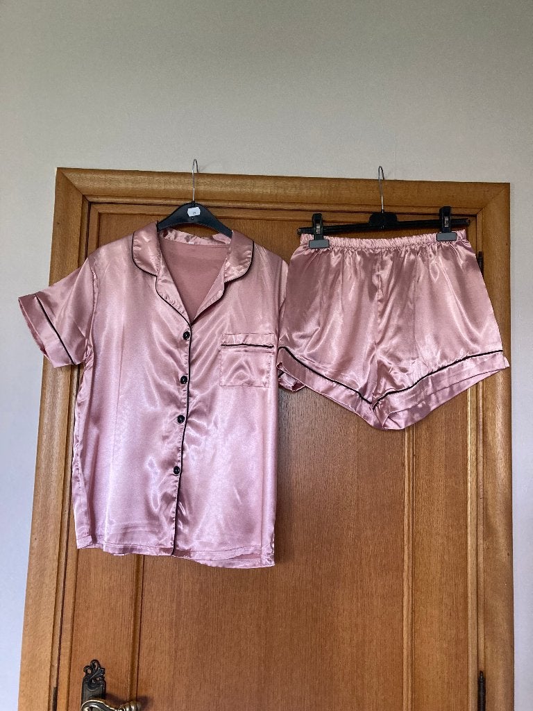Zalmkleurige pyjama met korte mouwen en korte broek, Large, Ophalen of Verzenden, Zo goed als nieuw, Maat 42/44 (L)