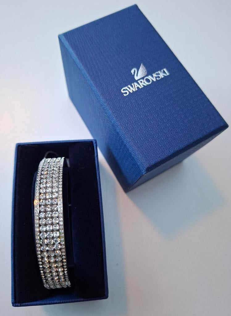 Swarovski armband, Ophalen