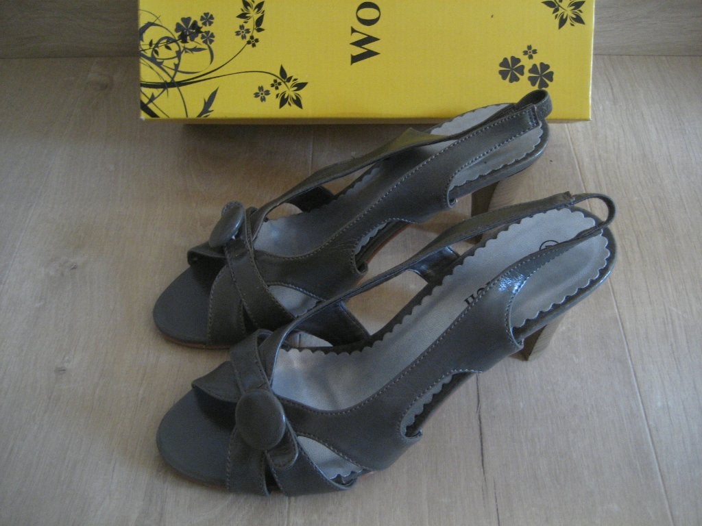 [Nieuw!] Sandaal met klein hakje 'Women' (maat 40), Schoenen met lage hakken, Nieuw, Ophalen of Verzenden, Femme