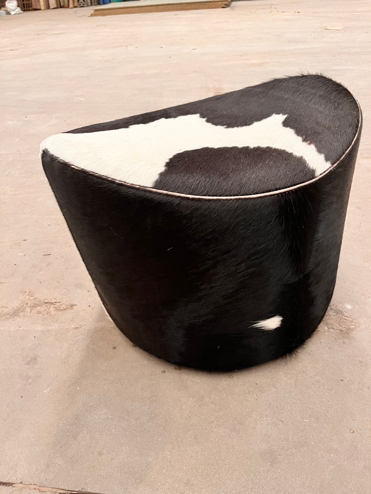 Pouf en veritable peau de vache, Maison & Meubles, Canapés | Repose-pieds & Poufs, Enlèvement, Comme neuf