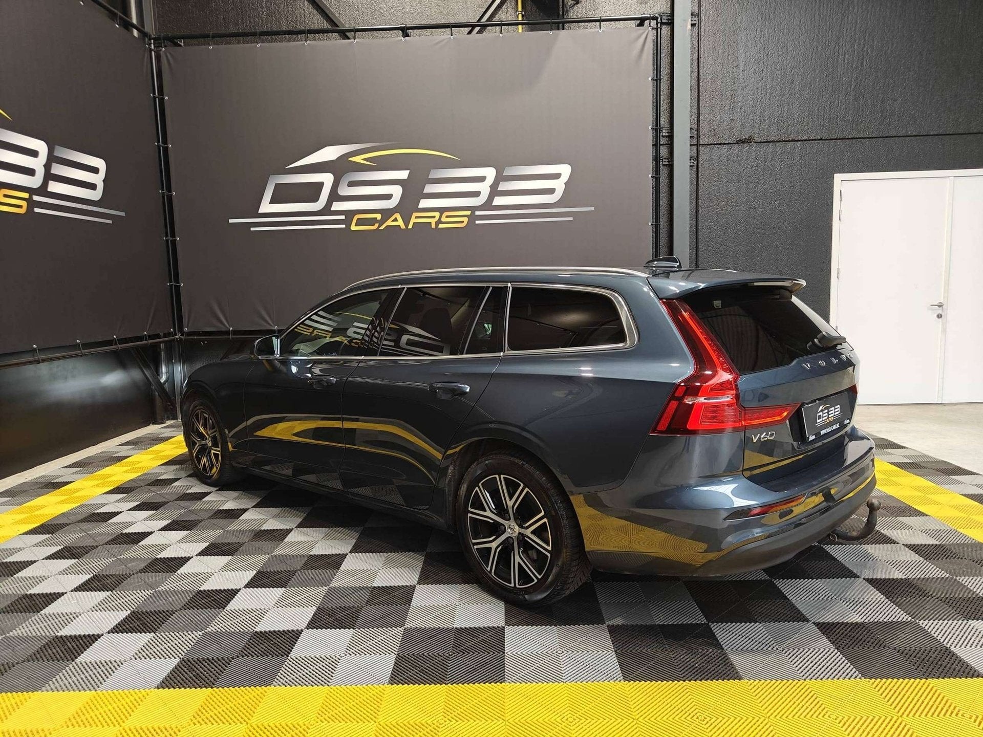 Volvo V60 2.0 B3 MHEV 163pk/LED/WarmLeder/Keyless/DodeHoek/C, Auto's, Volvo, Automaat, 2240 kg, Gebruikt, 4 cilinders