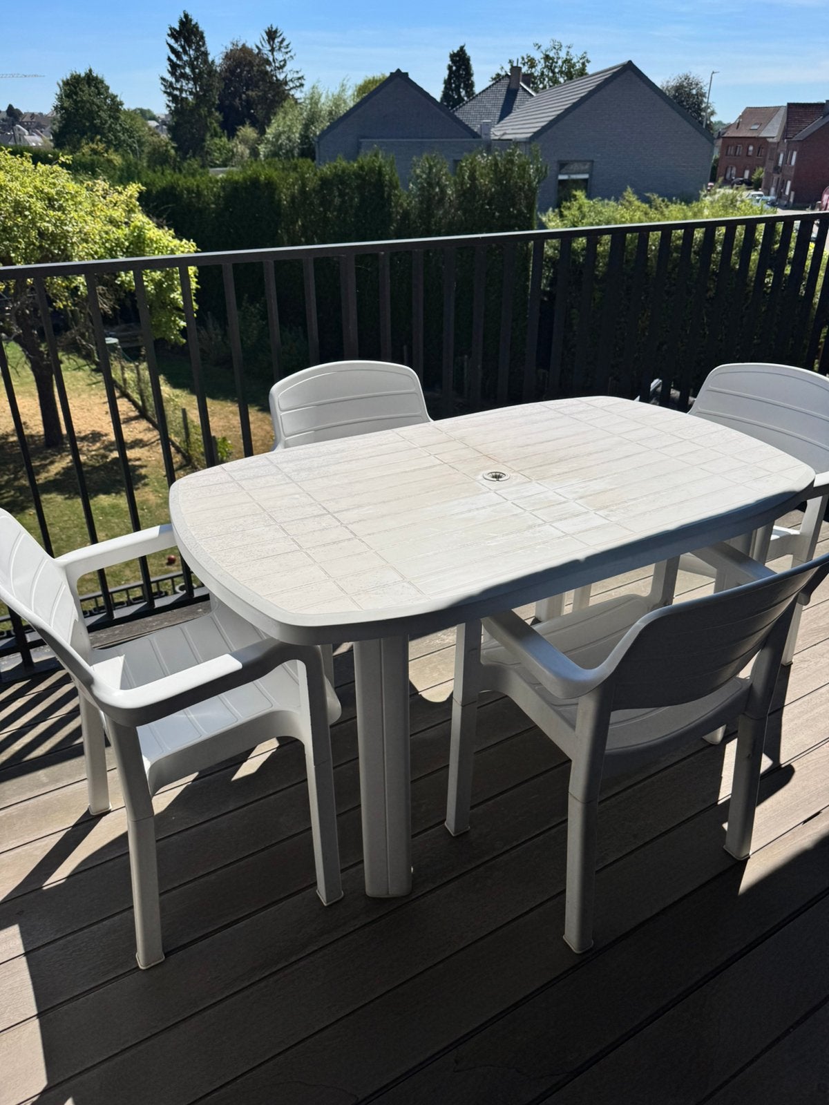 Witte kunststof tuintafel met 4 stoelen, Tuin en Terras, Ophalen, 4 zitplaatsen, Kunststof, Zo goed als nieuw