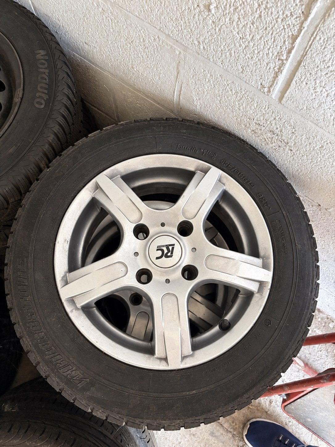 Jantes RC Design 14” + pneus Bridgestone – 185/65 R14 86T, Enlèvement, 14 pouces, Pneu(s)