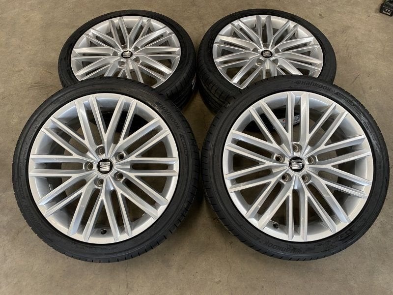 18 inch originele velgen + zomerbanden Seat Leon 575601025D, Autos : Pièces & Accessoires, Neuf, Pneus et Jantes, -, 18 pouces