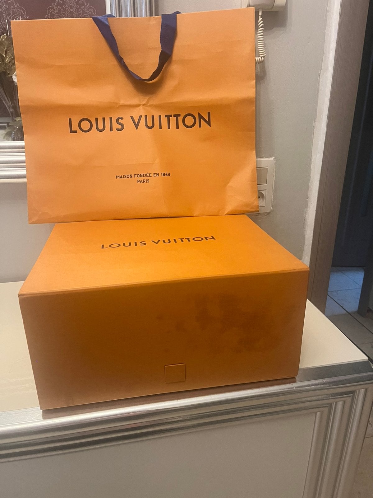 grande boîte cadeau et sac shopping vide Louis Vuitton, Enlèvement ou Envoi, Comme neuf