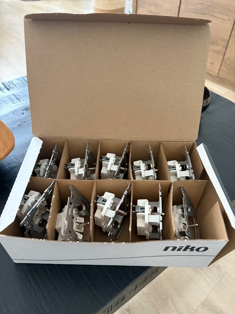 Set van 10 NIKO 170-33105 stopcontacten Nieuw, Ophalen of Verzenden, Nieuw, Stekker
