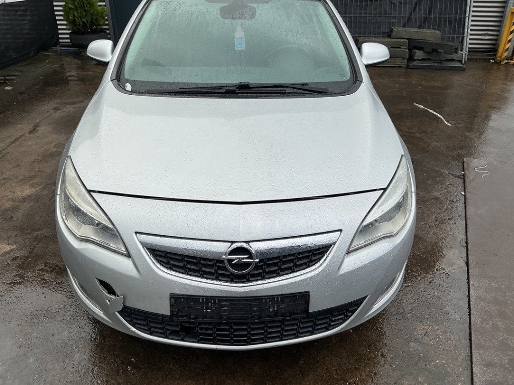 CAPOT Opel Astra J Sports Tourer (PD8 / PE8 / PF8), Opel, Opel Automobile GmbH, Utilisé, Bahnhofsplatz
65423  Rüsselsheim am Main, DE