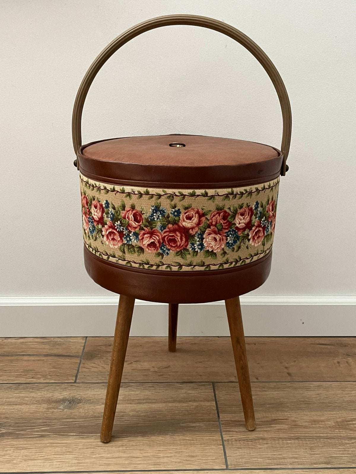 Vintage Naaimand op Poten met Geborduurde Rozen, Ophalen of Verzenden
