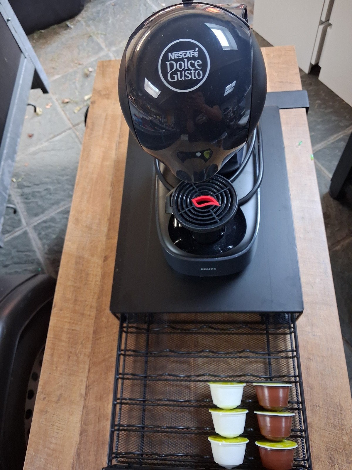 Dolce gusto, met cup opbergrek, Elektronische apparatuur, Koffiezetapparaten, Ophalen, Zo goed als nieuw, Koffiepads en cups, Afneembaar waterreservoir