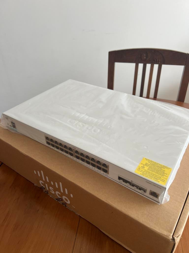 Switch Cisco C1300-24XT (24 x 10G + 4x combo 10G SFP+/RJ-45), Enlèvement ou Envoi, Comme neuf
