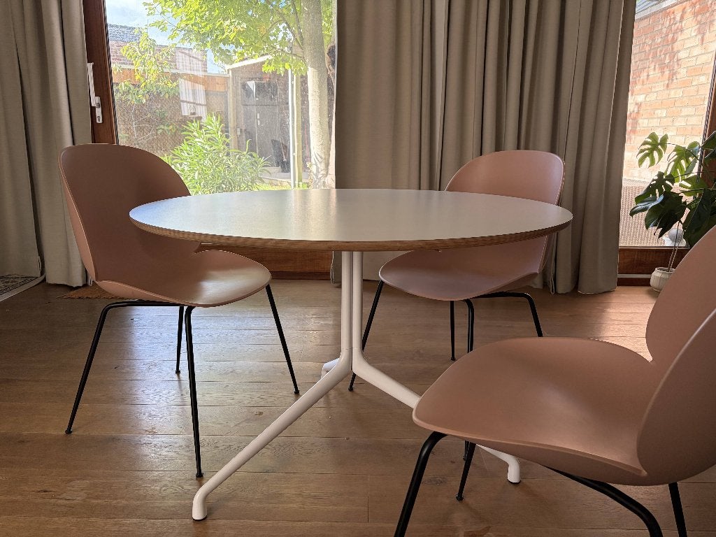 HAY AAT20 tafel (white) + 3 GUBI Beetle Chairs (sweet pink), Maison & Meubles, Enlèvement