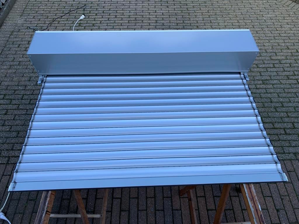 Elektrich rolluik, Doe-het-zelf en Bouw, Rolluiken, Zo goed als nieuw, 200 cm of meer, Grijs, Elektrische bediening, Ophalen