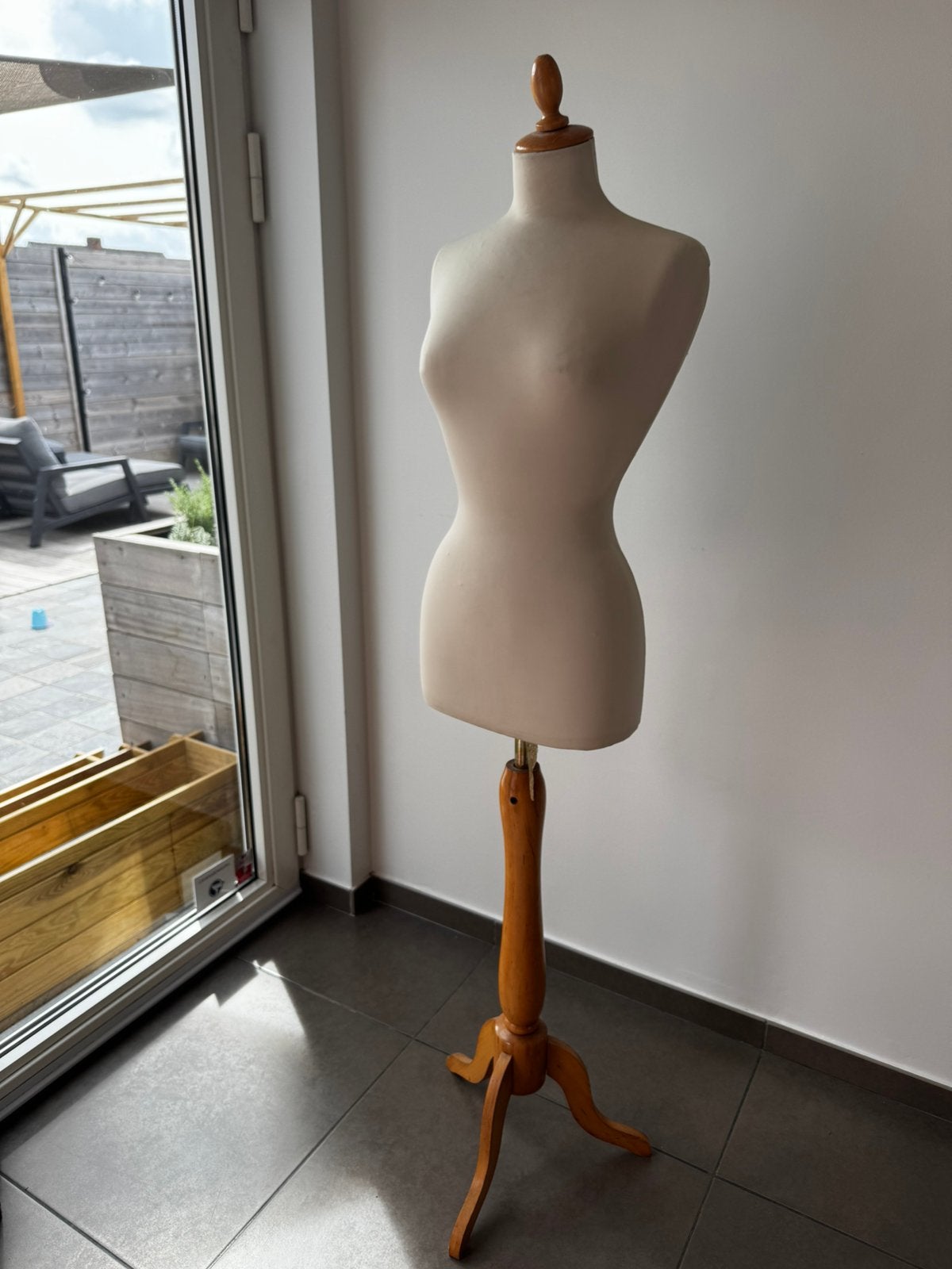 Paspop - houten onderstel, Enlèvement, Comme neuf, Mannequin