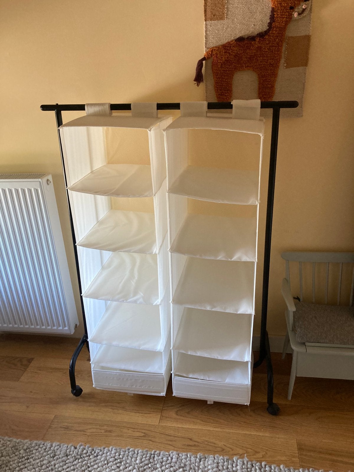 Kledingrek met hangende opbergers, Ophalen