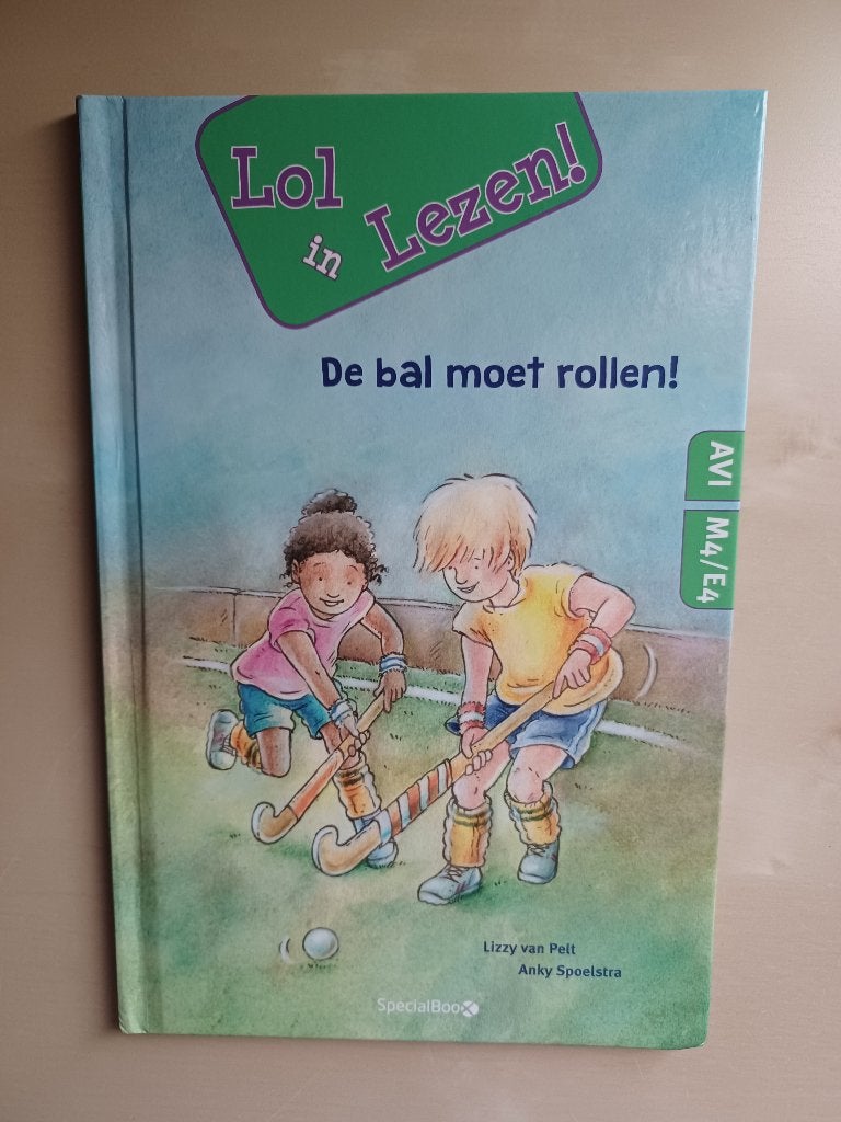 AVI M4 - De bal moet rollen!, Ophalen of Verzenden, Zo goed als nieuw, Fictie algemeen