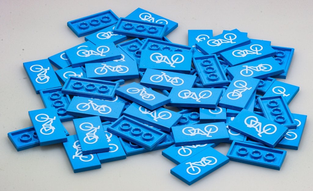lot 60 platte Legoblokjes 4x2x1 blauw met witte opdruk fiets, Enlèvement ou Envoi, Neuf, Lego