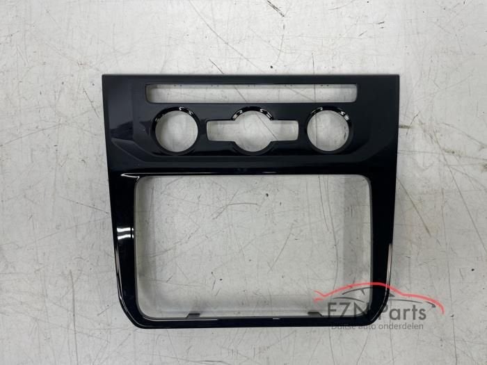 VW Caddy 2k5 Sierlijst navi en climate control inleg dashboa, Autos : Pièces & Accessoires, Carrosserie & Tôlerie, Utilisé, Enlèvement ou Envoi